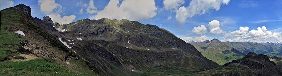 Vista panoramica dal sentiero 109 che scende ai Laghetti di Ponteranica